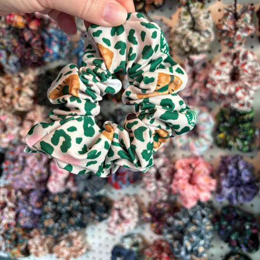 Cheetah Starbs Scrunchie (Regular)