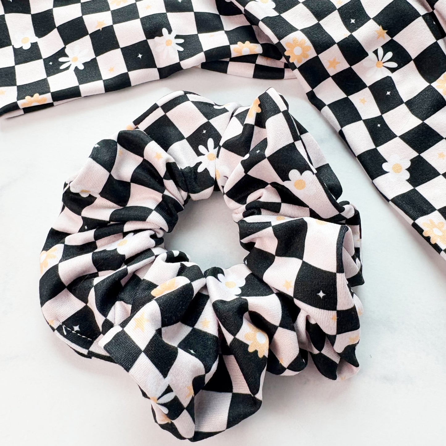 Checkered Daisies Scrunchie (Regular)